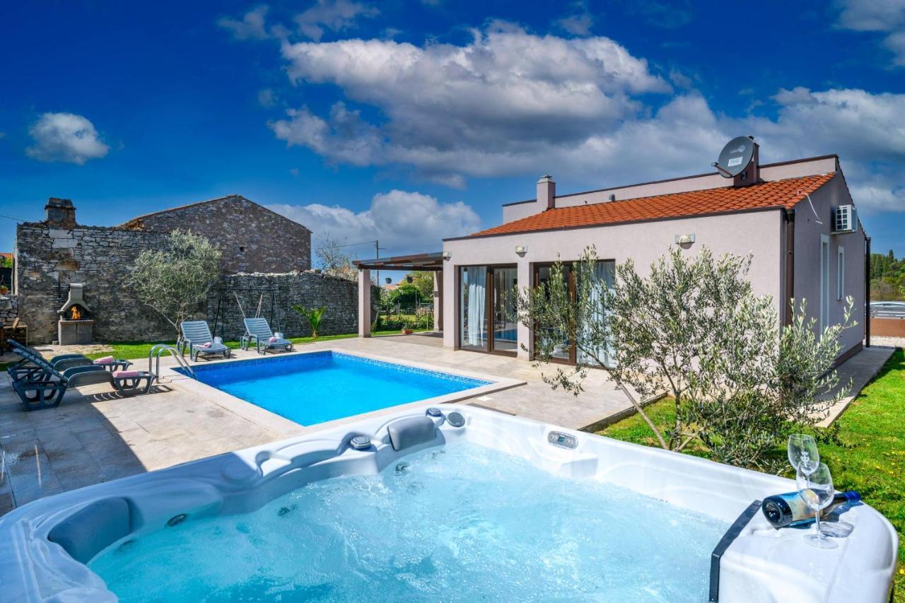 Villa Bobo Family House With Pool à Vodnjan Extérieur photo