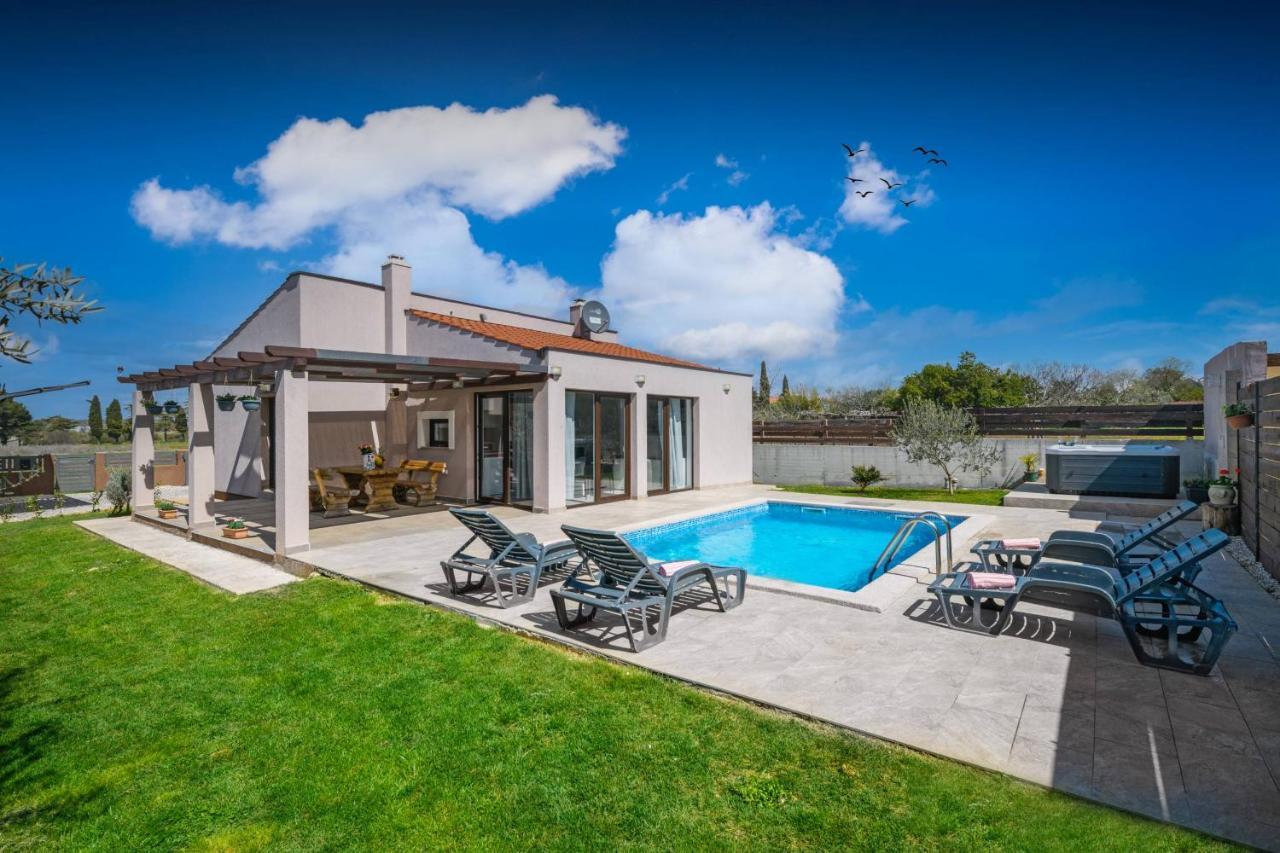 Villa Bobo Family House With Pool à Vodnjan Extérieur photo