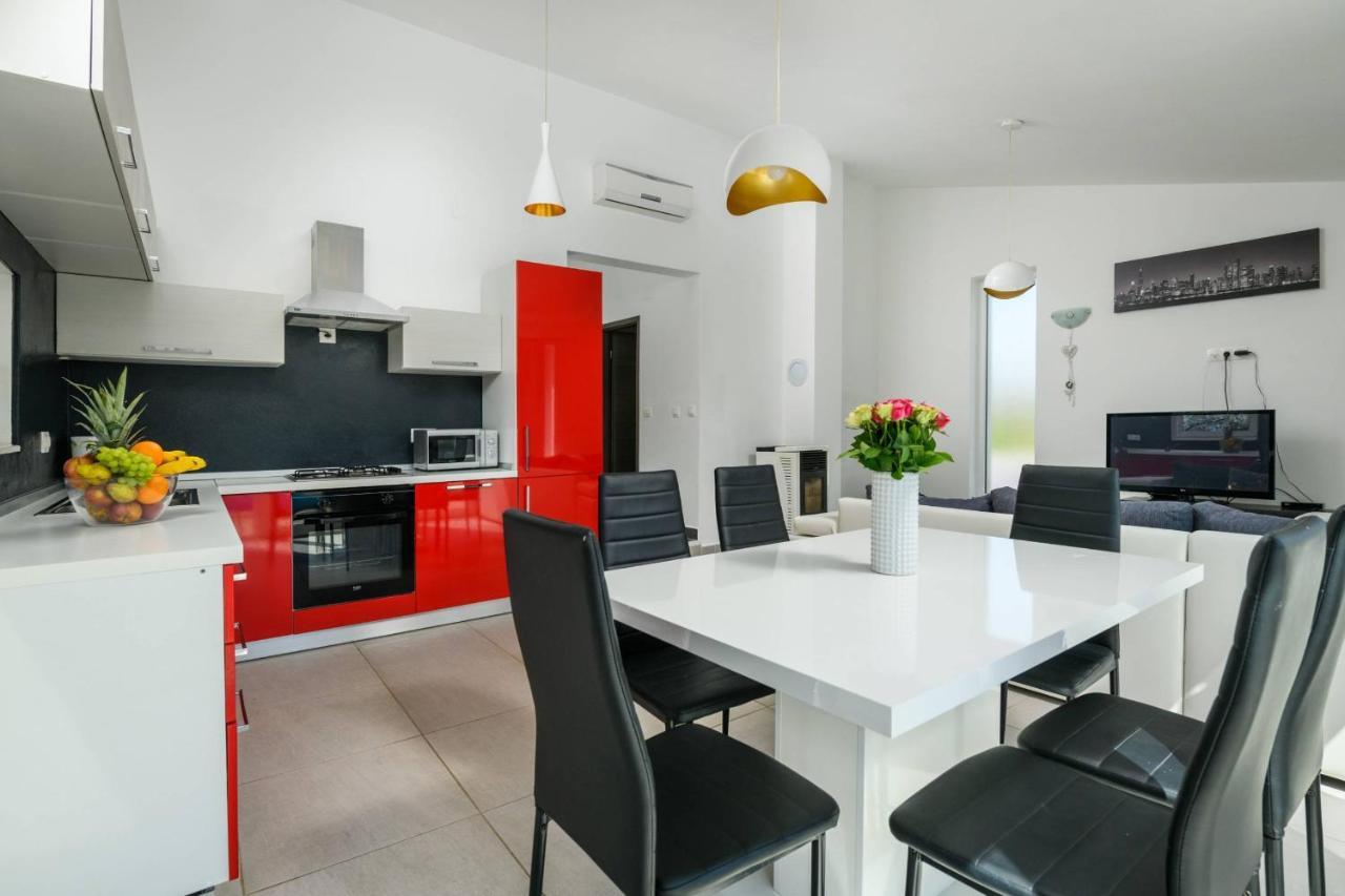 Villa Bobo Family House With Pool à Vodnjan Extérieur photo