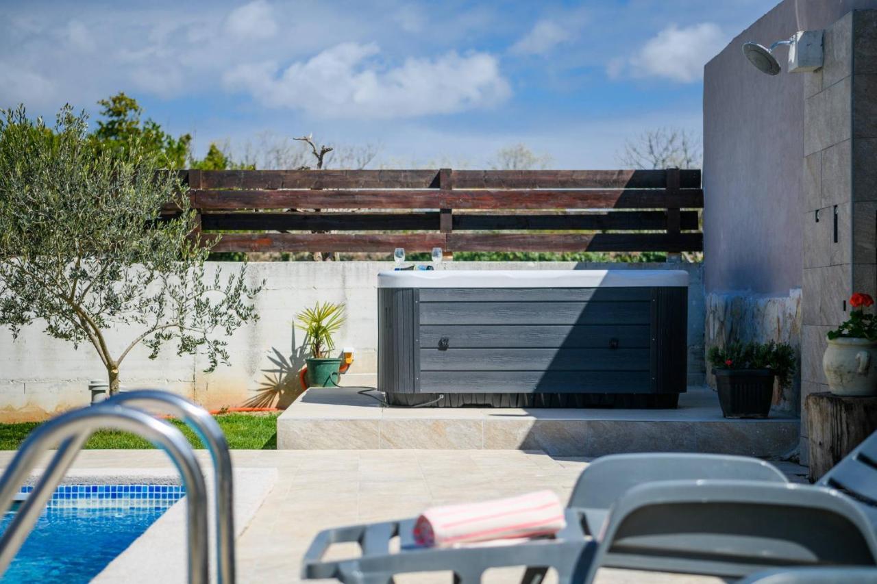Villa Bobo Family House With Pool à Vodnjan Extérieur photo
