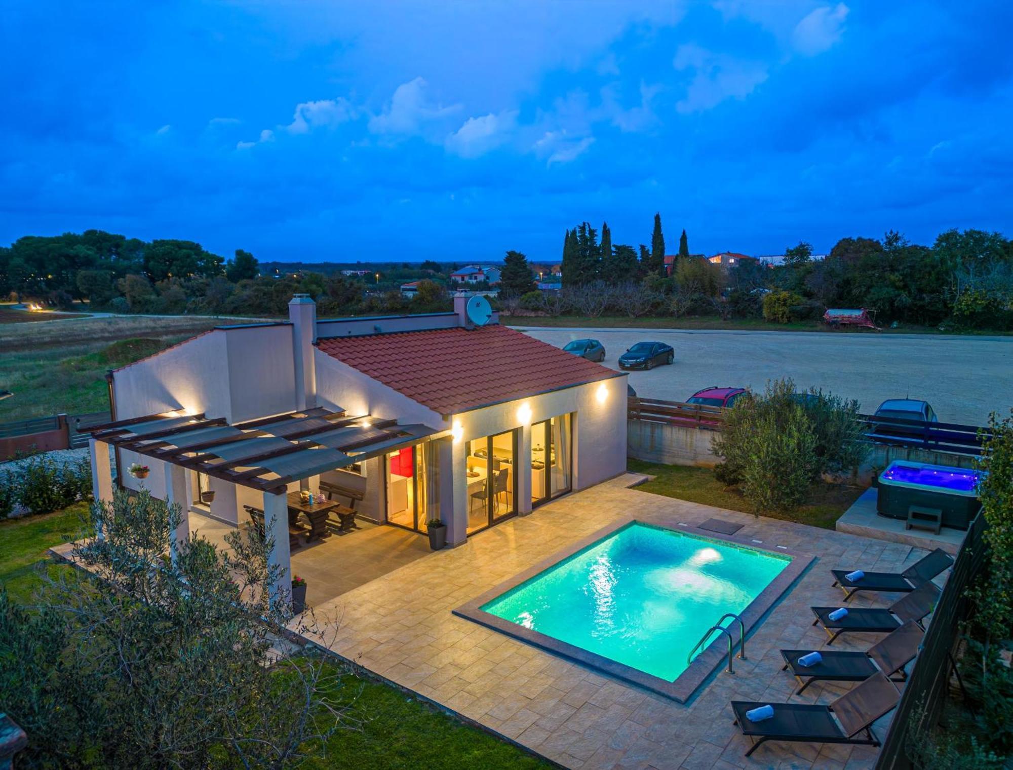 Villa Bobo Family House With Pool à Vodnjan Extérieur photo