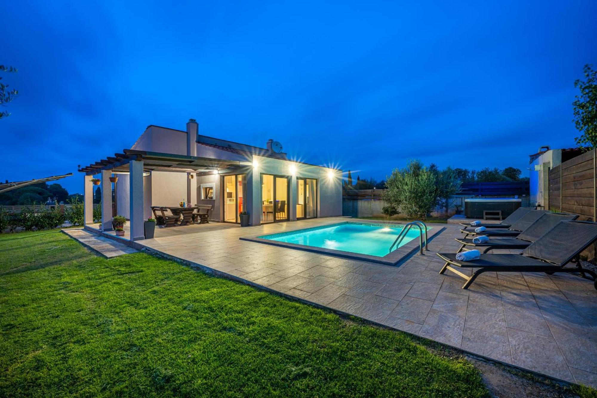 Villa Bobo Family House With Pool à Vodnjan Extérieur photo